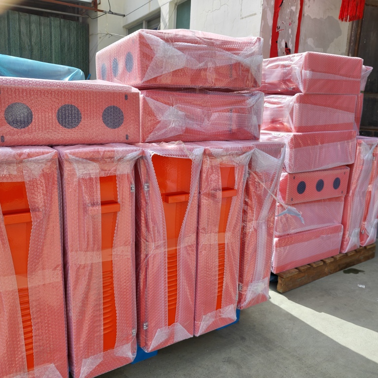 กล่องกระจายสินค้าสีส้มสดใสของ Ouyue Electric มีจำหน่ายพร้อมกันในสหรัฐอเมริกา โดยรุ่นคำเตือนขนาดเล็กและรุ่นพกพาขนาดกลางบรรจุอยู่ในชุดเดียวกัน ป้ายความปลอดภัยและการออกแบบแบบพกพาเข้ากันได้กับสภาพการทำงานในอเมริกาเหนือ